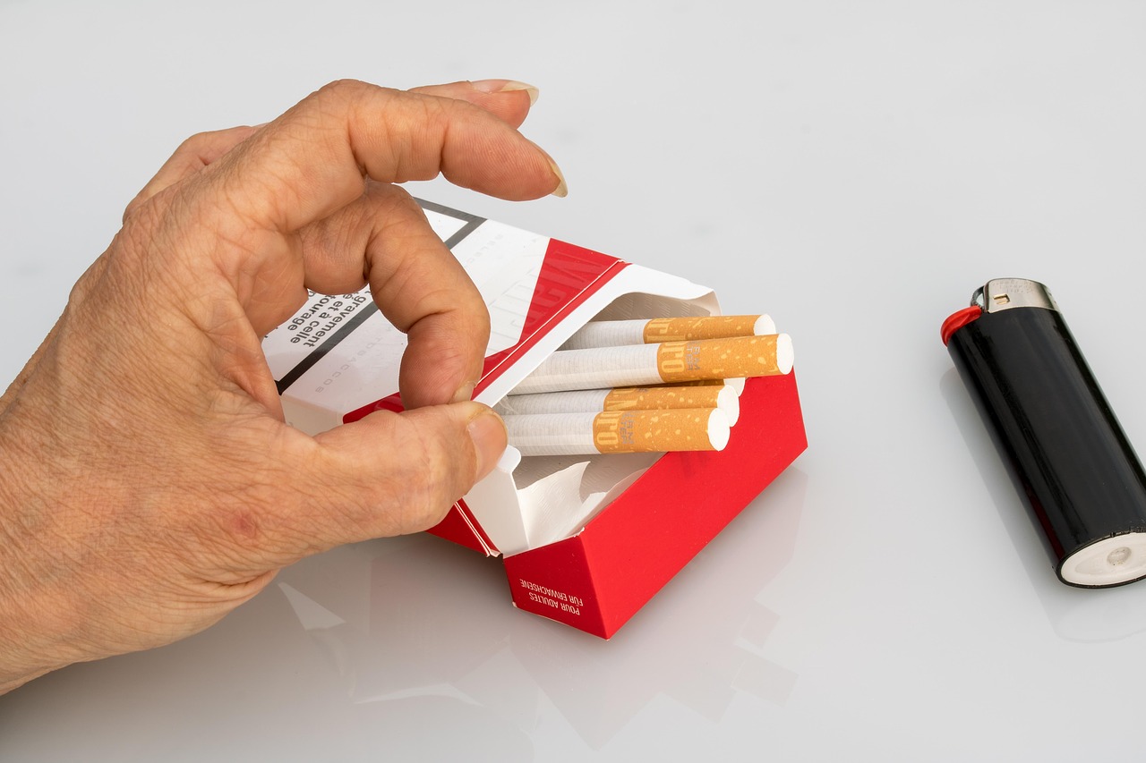 Immagine di una tabaccheria con espositori di prodotti vari, come articoli per fumatori e giochi.